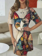 Camisola de mulher estilo t-shirt com estampa de gato em blocos de cores.